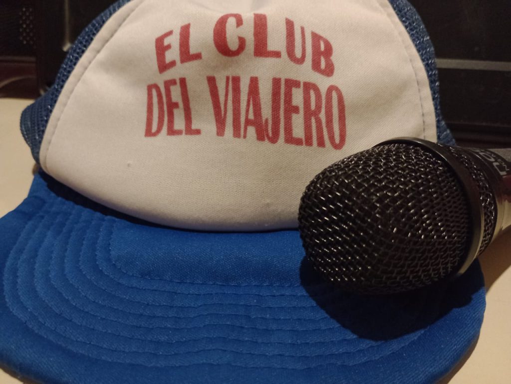 GORRA Y MICROFONO DEL CLUB DEL VIAJERO